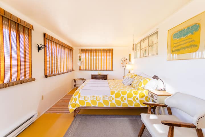 Chambre principale avec les stores groovy des années 1970. Possibilité de retirer les stores occultants situés derrière les stores vintage. 