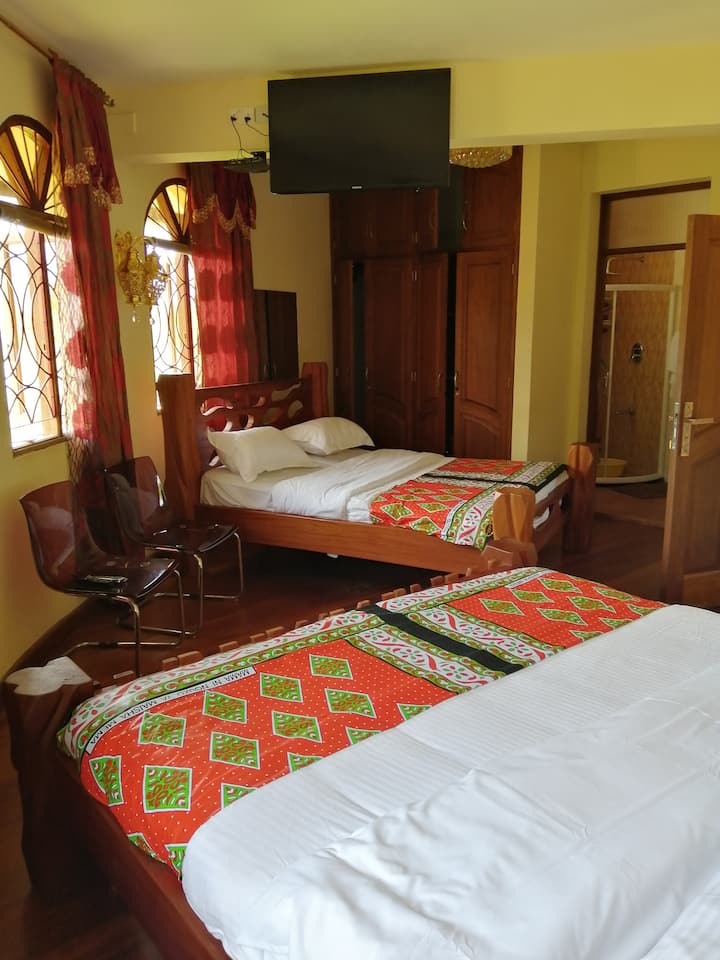 2. spavaća soba. Ima dva bračna kreveta.