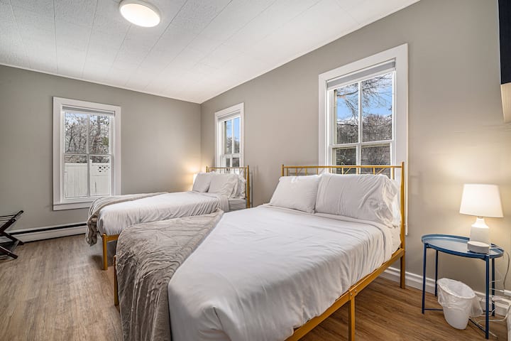 Spálňa na hlavnom poschodí ponúka dvojité postele v plnej veľkosti oblečené v útulnej bielizni. Okrem toho sa vstavaná knižnica láka s policami zdobenými množstvom kníh a stolových hier, ktoré pozýva pokojné noci aj pokojnú zábavu. 