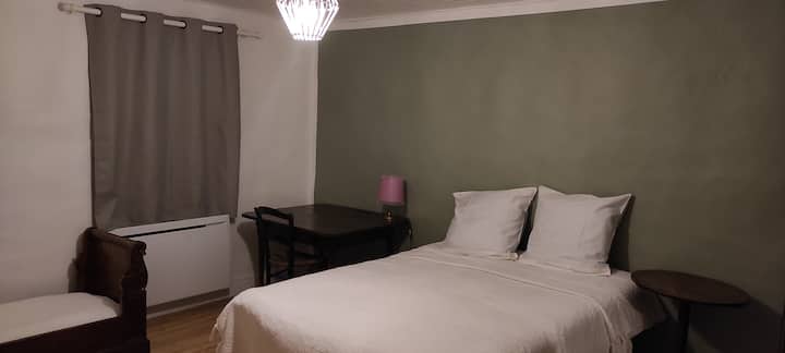 Habitación 4, con vistas al prado detrás.
Una cama doble.