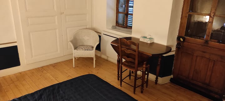 Dormitorio 1 con balcón con cama de matrimonio.