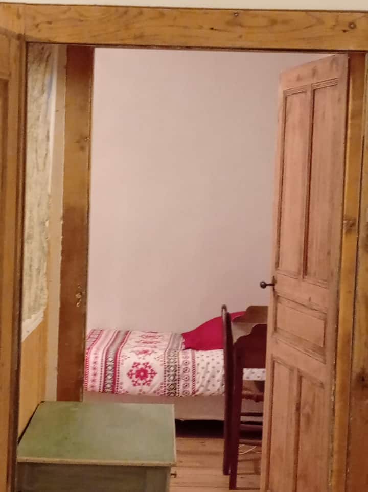 Habitación 3 con vistas al lavadero.
Una cama de matrimonio y una cama individual.