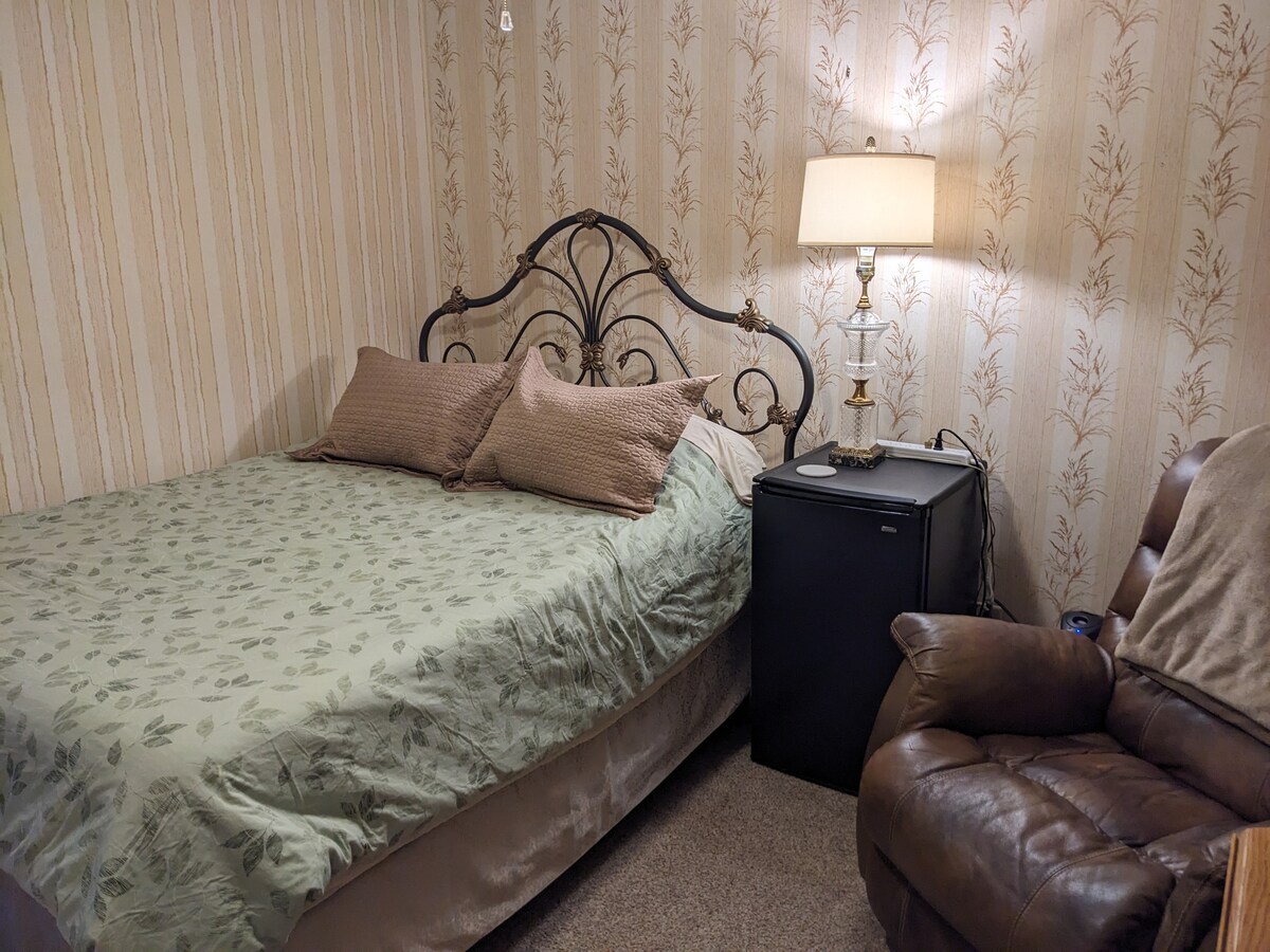 Cama queen con capacidad para dos personas.  La mesa auxiliar tendrá capacidad para dos personas; tiene hojas sueltas.  ¡El sillón reclinable de cuero La-Z-Boy es muy cómodo!