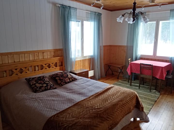 Dormitorio en la planta baja con cama matrimonial