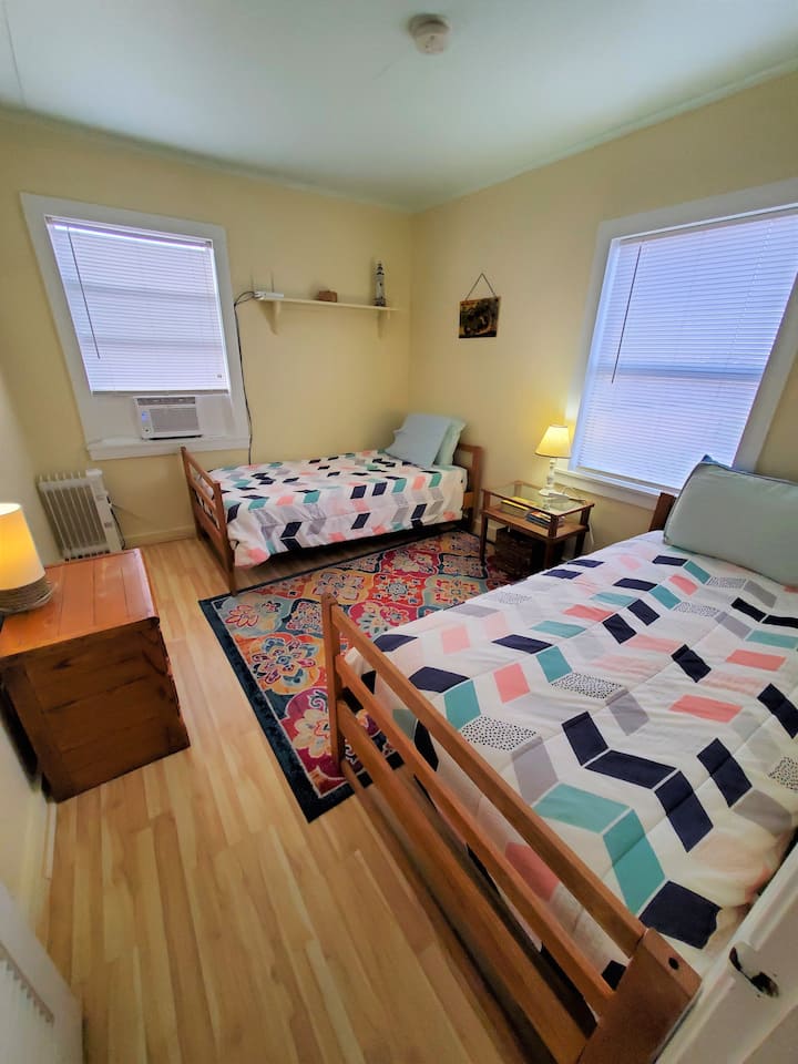 2. spálňa s 2 samostatnými lôžkami.  TV s DVD prehrávačom a DVD.