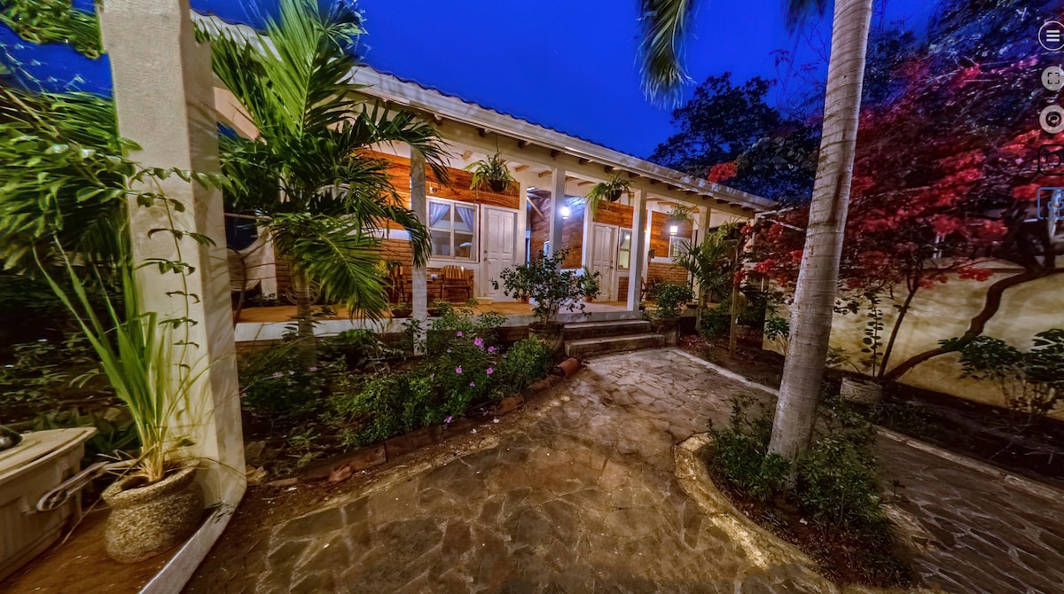 Romantic Beachfront Casita w Pool-AC-Fast WIFI — 2 bedroom vacation rental in Pochomil