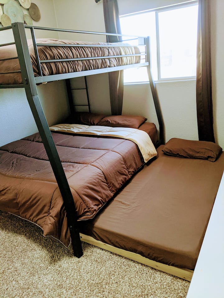 Спалня #4 - двойно легло Queen, двойно легло отдолу. Прозорецът е с лице към алеята.