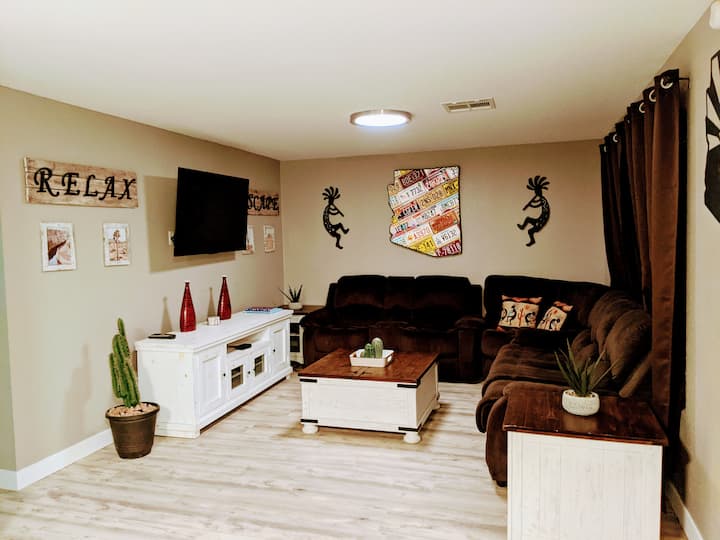 Основна всекидневна; телевизор Roku с кабелна телевизия COX; огромна секция с скривалище; масичка за кафе, пълна с игри за всички възрасти
