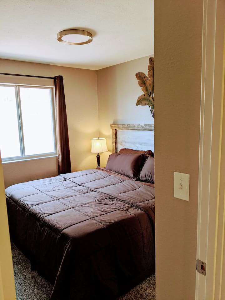 Спалня #2: голямо двойно легло, телевизор Roku и килер