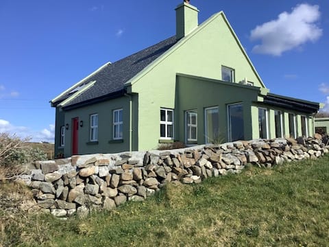 Fuschia cottage with amazing ocean views/sunsets