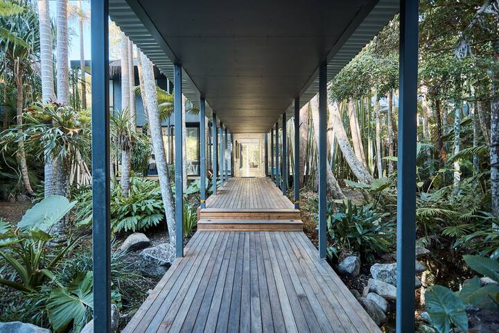 ‘Tanglewood’ Luxury Home w/ heated magnesium pool gallery image 3