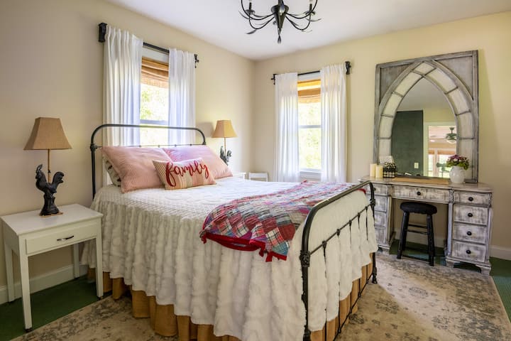 חדר שינה תחתון, מיטה זוגית
צמודה וחדר רחצה צמוד. 