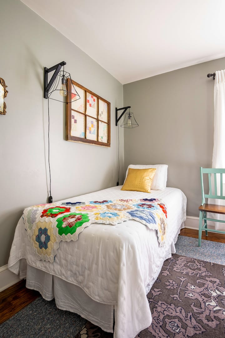 מיטה זוגית , למעלה 
עם מיטה זוגית בחדר