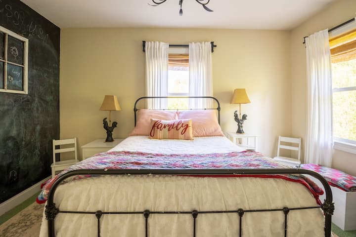 חדר שינה תחתון, קיר גיר עם מיטה זוגית 
