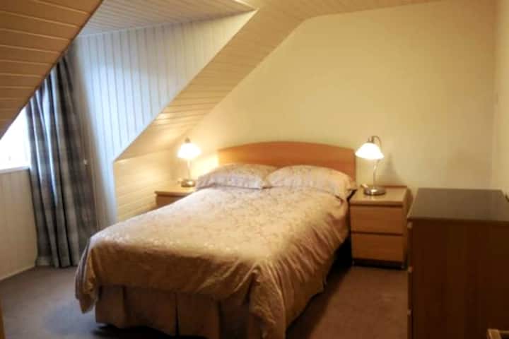 Spavaća soba na stražnjoj strani objekta s bračnim krevetom