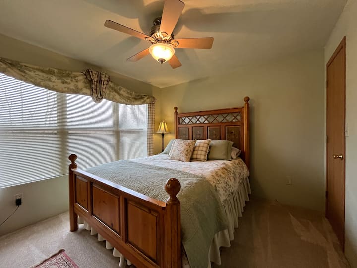 ห้องนอนที่ 3 จาก 4 ห้องนอน ห้องนอนนี้มีเตียงควีนไซส์และห้องน้ำส่วนตัวในตัว