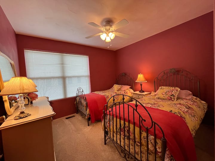 ห้องนอนที่ 2 จาก 4 ห้องนอน: ห้องนอนนี้อยู่ชั้นบนของคอนโดและให้บริการที่พักแบบนอนสำหรับผู้เข้าพัก 2 คนพร้อมเตียงแฝด 2 หลัง