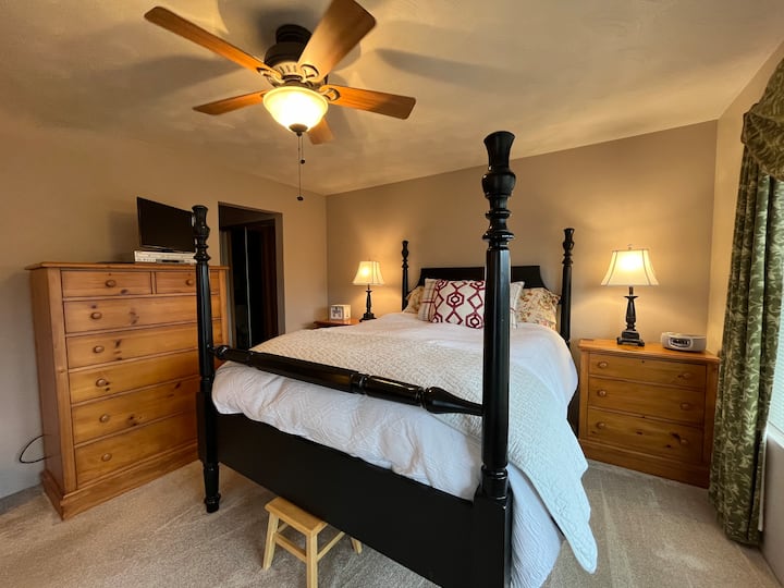 ห้องนอนที่สี่หรือที่เรียกว่าห้องนอนหลักเป็นห้องนอนที่ใหญ่ที่สุดและมีระเบียงส่วนตัวและห้องน้ำในตัว 