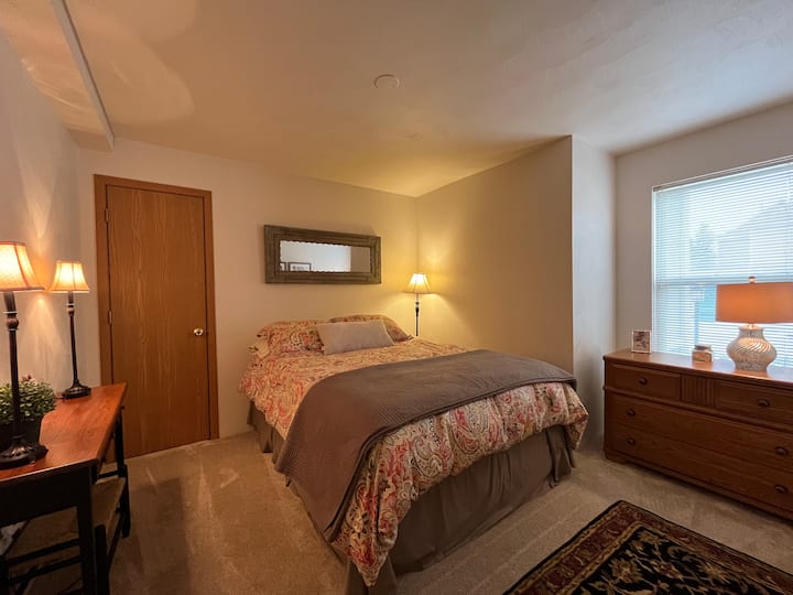 1 ใน 4 ห้องนอน: ห้องนอนนี้ตั้งอยู่บนชั้นบนของคอนโดและมีเตียงควีนไซส์