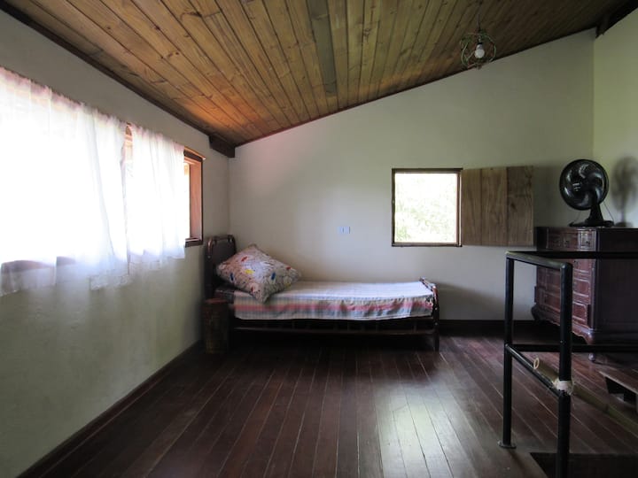 Mezanínová jednolôžková posteľ 1