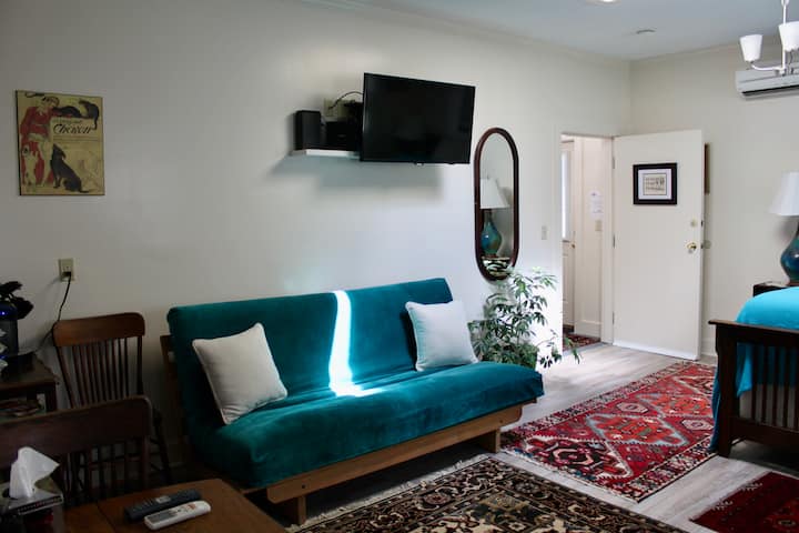 Studio Apartment On Route 9, "Inn The Valley" - Northampton, MA