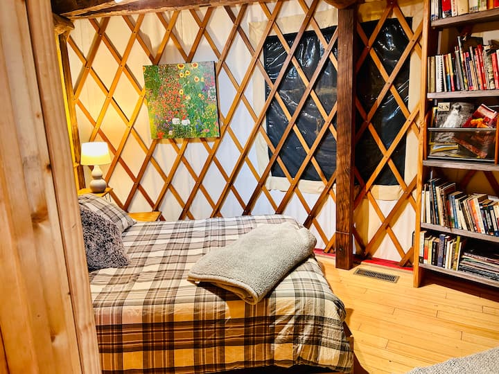 Vlastná, uzavretá spálňa na hlavnom poschodí s plnou posteľou a pohodlným matracom. 