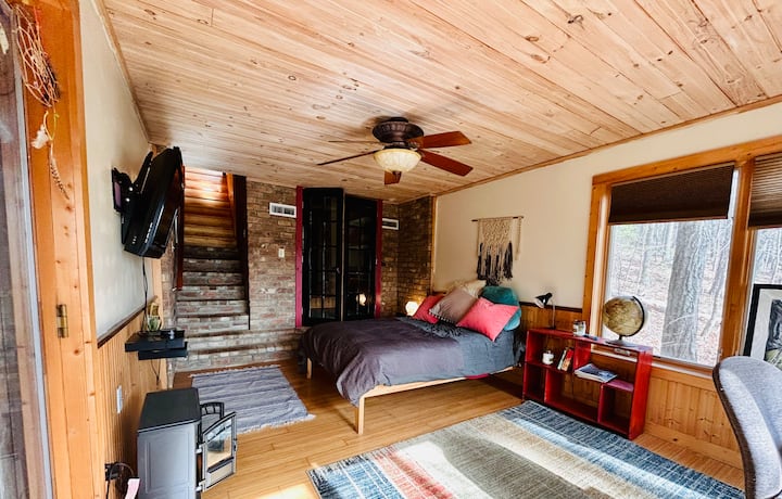 Spálňa na prízemí je s manželskou posteľou a vlastným televízorom.