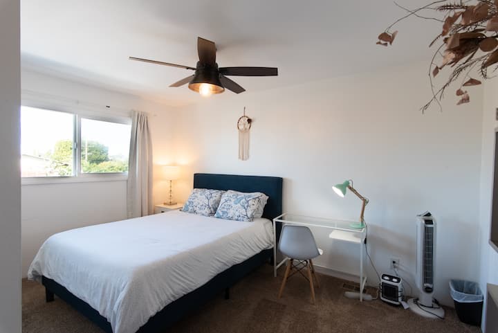 卧室配有一张标准双人床。 此外，还有一张小桌子。 