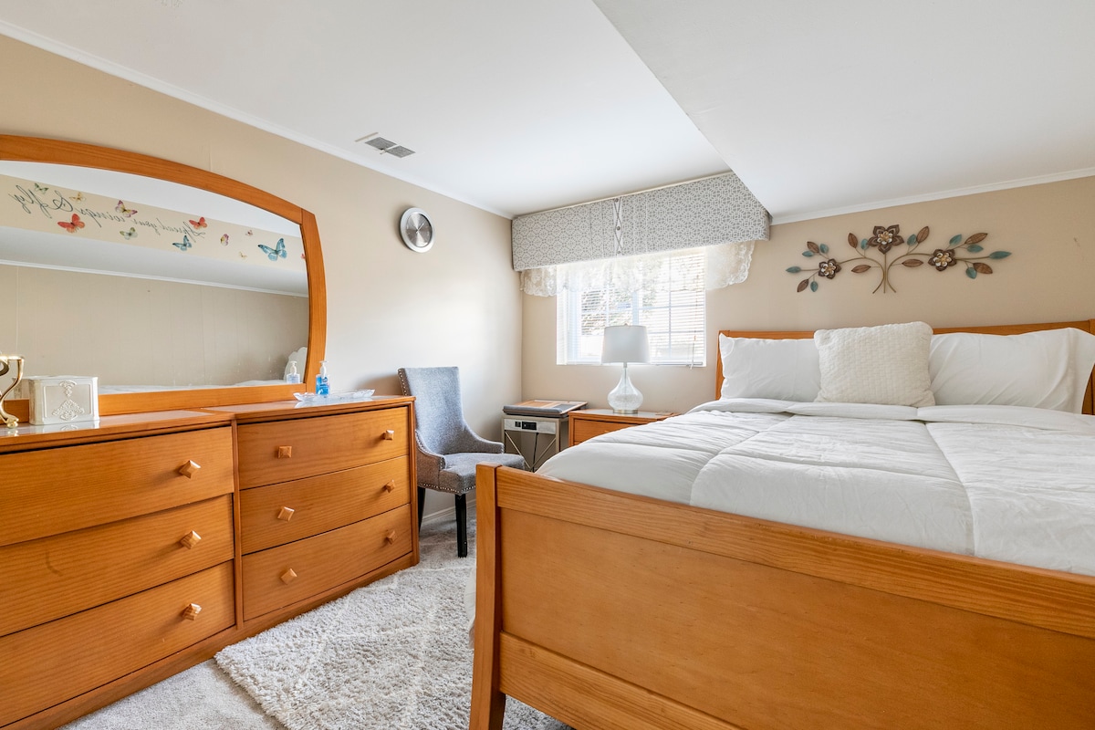 ห้องนอนส่วนตัวของผู้เข้าพักพร้อมประตูและกุญแจของคุณเอง 