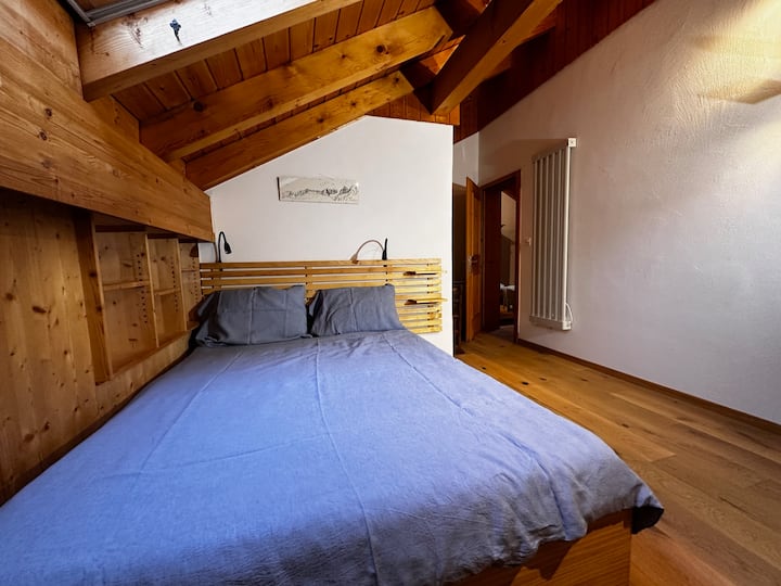 Двокреветна соба со трета спална соба, горен кат, север.