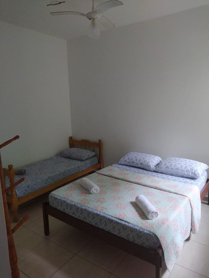 2号套房配有一张双人床和一张单人床。