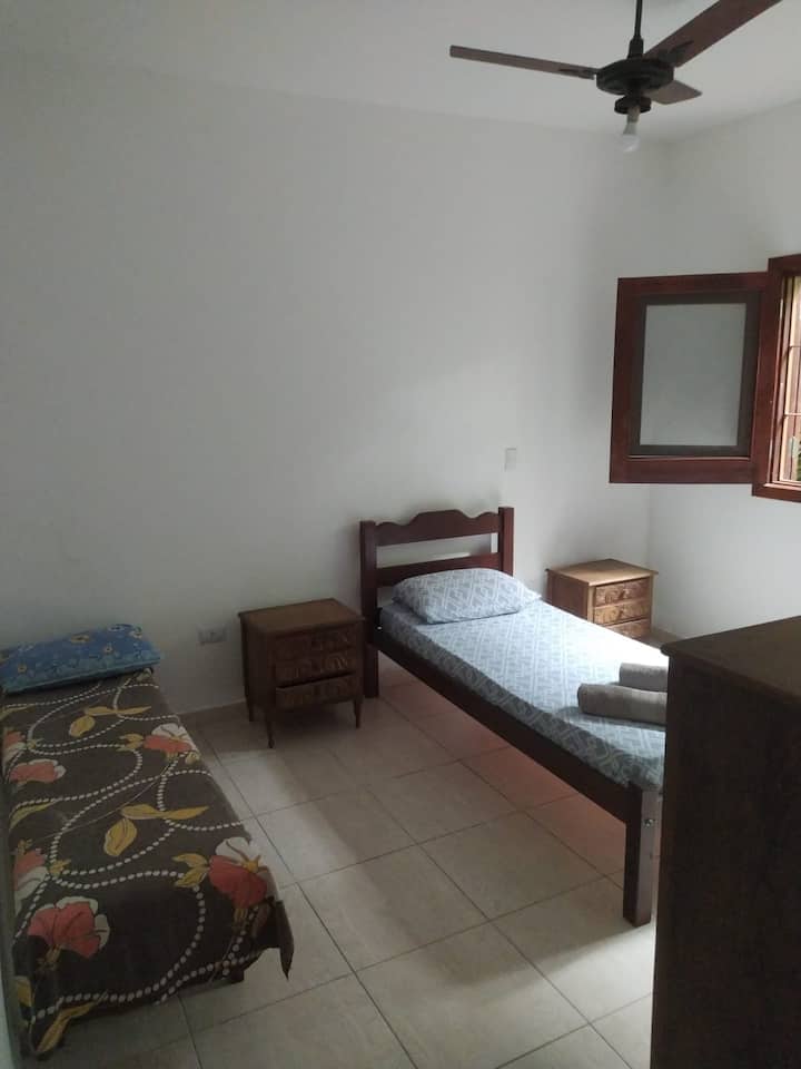 3号套房，配备1张单人床和1张沙发。