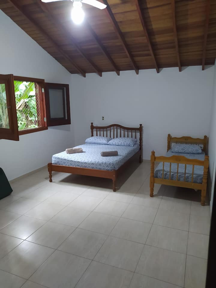 4号套房配有一张双人床和一张单人床。