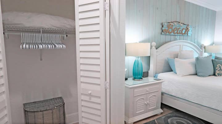 Vchod a skriňa do spálne chalupy. 