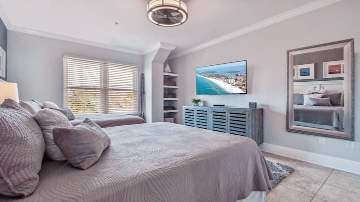 Spálňa s manželskou posteľou: Moderná a priestranná.