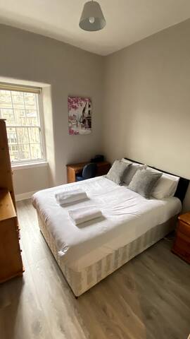 4 Bed, Grassmarket, Castle View apartment! gallery image 5