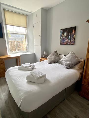 4 Bed, Grassmarket, Castle View apartment! gallery image 4