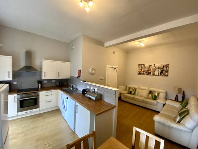 4 Bed, Grassmarket, Castle View apartment! gallery image 2