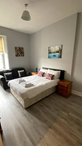 4 Bed, Grassmarket, Castle View apartment! gallery image 3