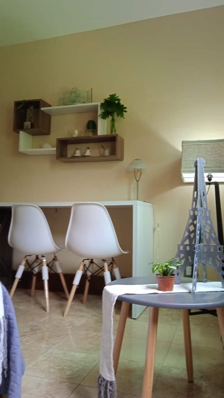 Удобна спална соба со модерен мебел