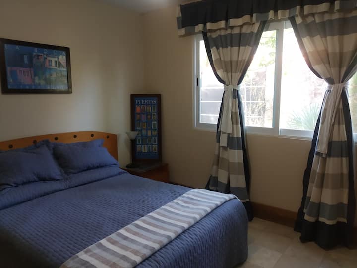 Втората спална соба е многу проветрена и со поглед кон една од прекрасните градини