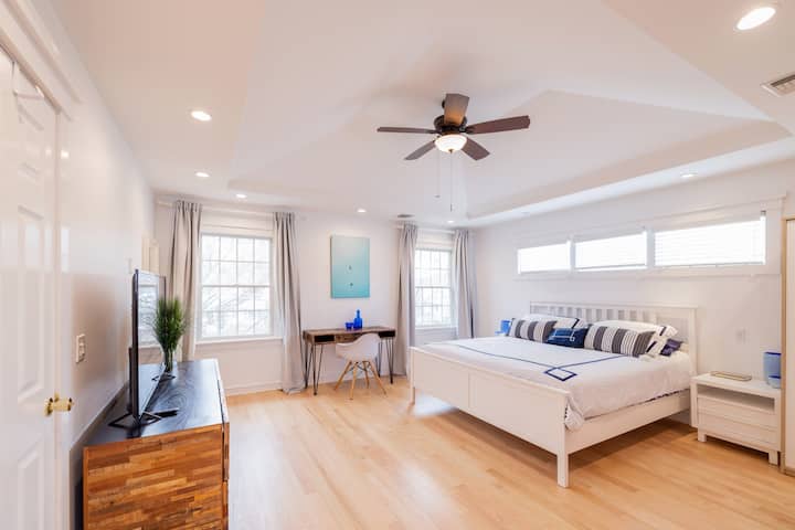 חדר שינה ראשי בקומה השנייה עם מיטת קינג סייז