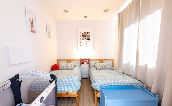 חדר שינה לילדים בקומה השנייה + חבילה ומשחקים