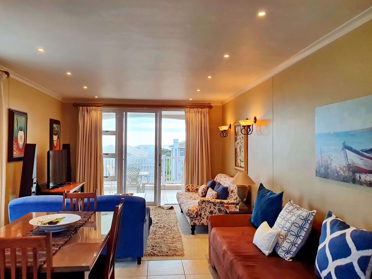 โต๊ะรับประทานอาหารและห้องนั่งเล่น