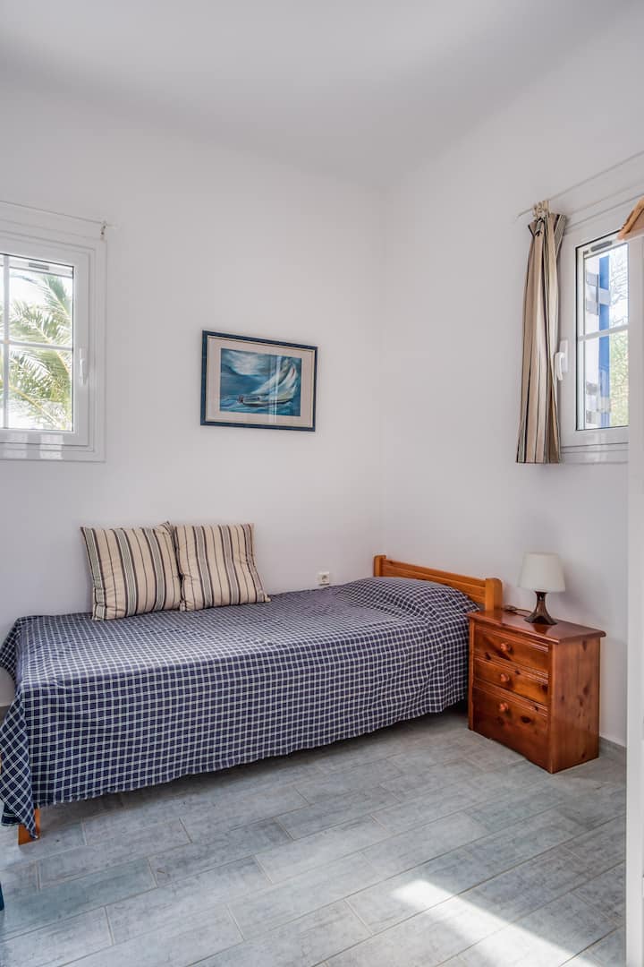 ერთადგილიანი ოთახი, სადაც შესაძლებელია გასახსნელი საწოლის დამატება