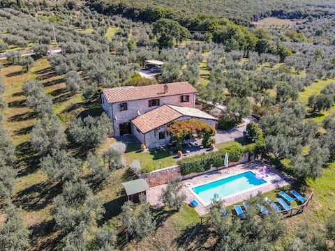 Casal Ciclamino, secluded house with private pool