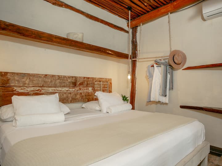 La Casa de Mia Tulum përmban 2 krevate king size, plus një krevat tek, 2 banjo private, aneks kuzhine me një sobë me gaz dhe një mini frigorifer dhe ballkon të bukur me pamje nga xhungla.