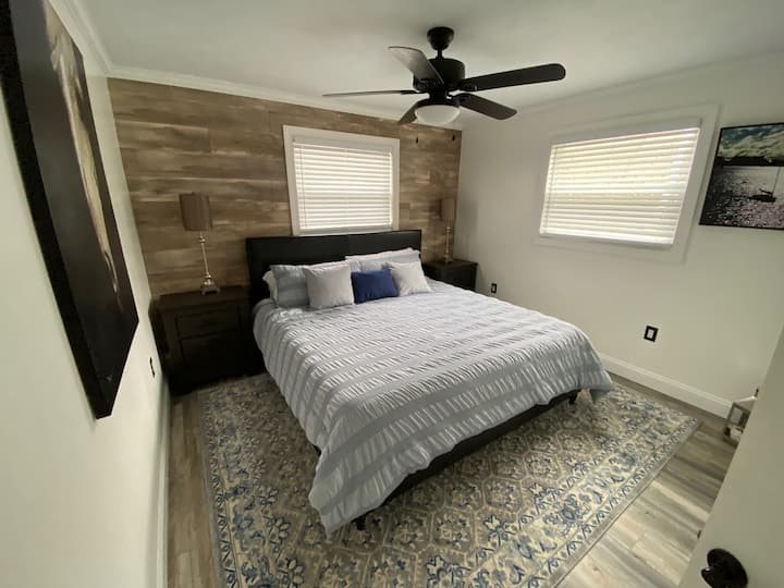 เตียงคิงไซส์ 2 ห้องนอนชั้นบน