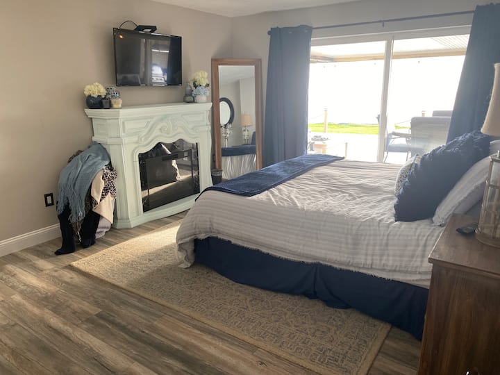 ห้องนอนใหญ่ที่ชั้นล่าง