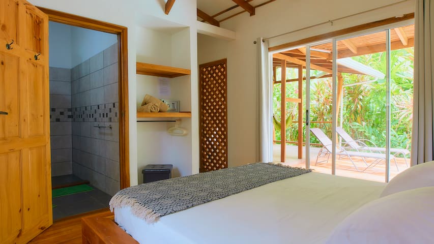 Entire home with 1 bedrooms in Southern Caribbean Coast - Casa Blanca - La Rana de Cahuita